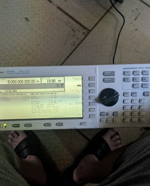 Agilent HP E4428C ESG Analog Signal Generator 250kHz - 3GHz Opts. 1EM 503